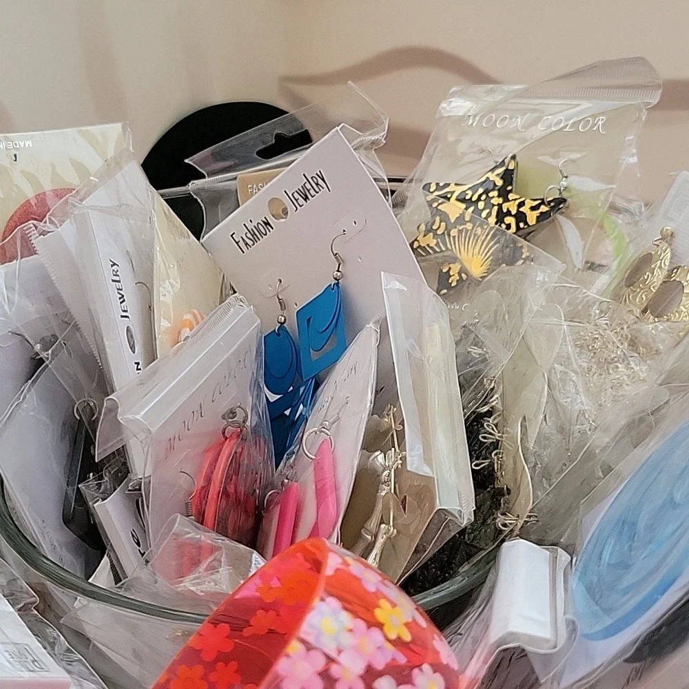 40+ Pieces Assorted Women's Jewelry/accessories. - Picture 3 of 4